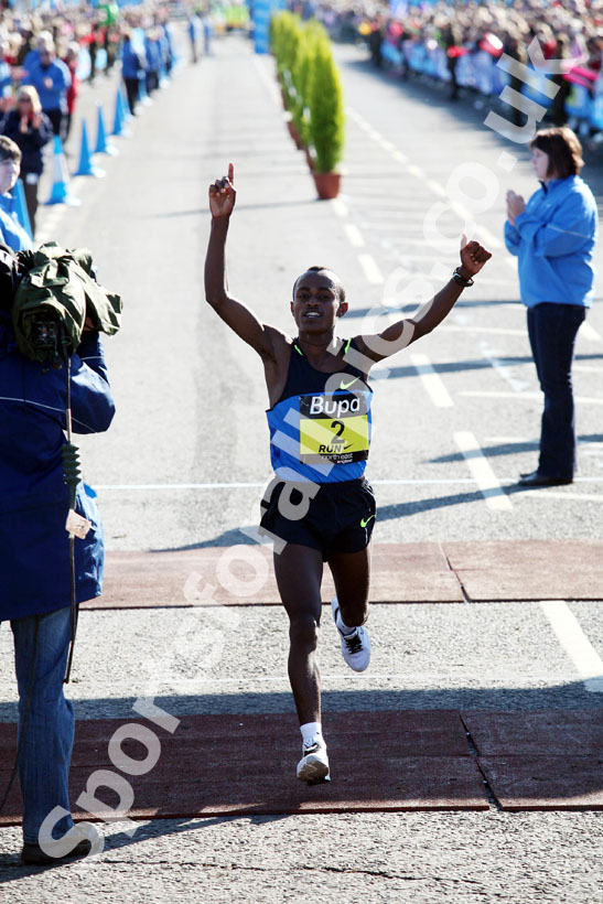 Tsegay Kebede wins the 2008 BUPA Great North Run from Magdalene Mukunzi and Jo Pavey